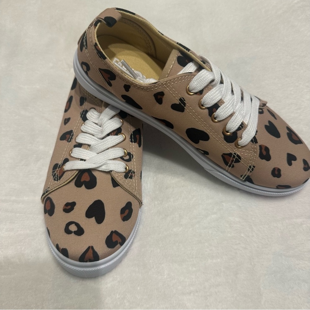☀️SUMMER SALE ☀️ Fabkids Leopard Heart Print Girls Sneakers Big Kid Size 4 NWT